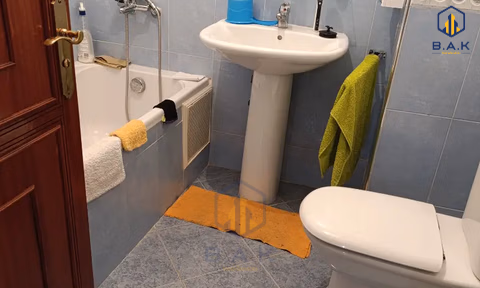 Wohnung mit Balkon im ersten Stock zur Vermietung