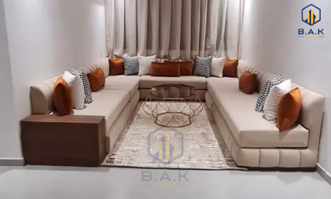 شقة للإيجار مع شرفة في الطابق الثالث