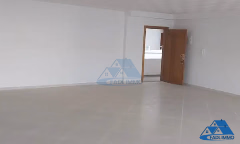 Bureau à louer avec parking au premier étage