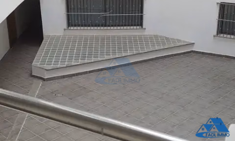 Bureau à louer avec parking au premier étage