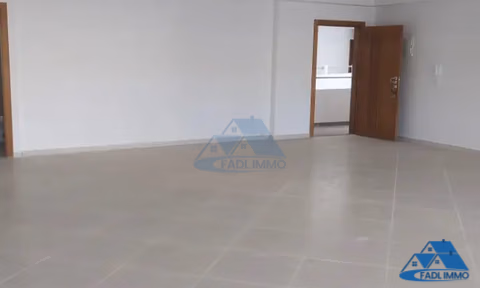 Bureau à louer avec parking au premier étage