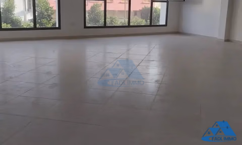 Bureau à louer avec parking au premier étage