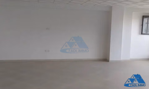 Bureau à louer avec parking au premier étage