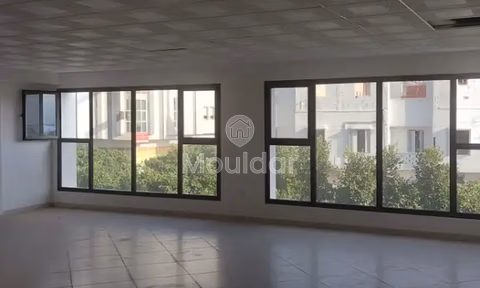 مكتب للإيجار مع موقف سيارات في الطابق الأول