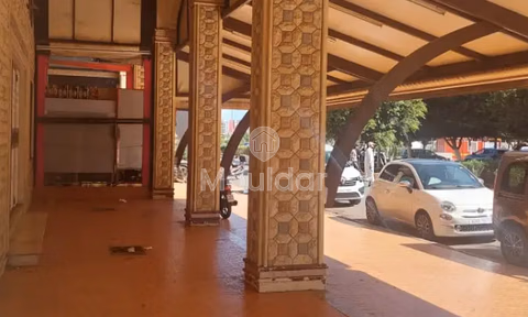 Local commercial à vendre avec terrasse