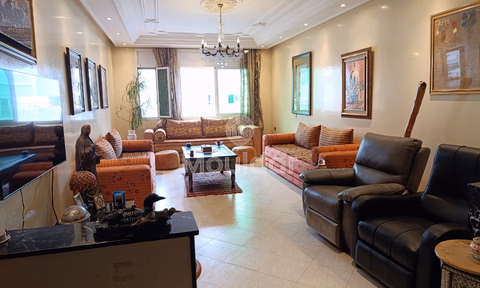 شقة للبيع مع شرفة في الطابق الثامن