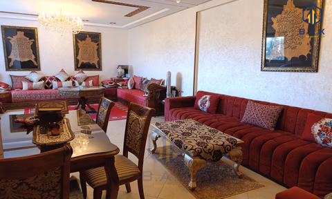 شقة للبيع مع موقف سيارات في الطابق الثاني