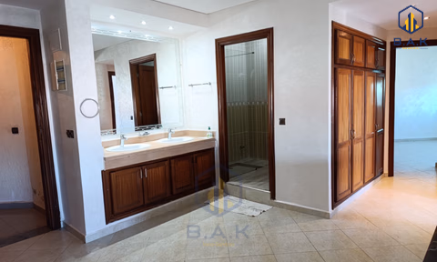 Apartament de închiriat la etajul al șaselea