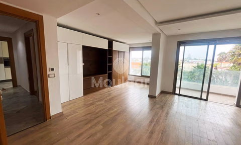 Appartement Chic à Aïn Diab: 2 Chambres, Balcon & Sécurité