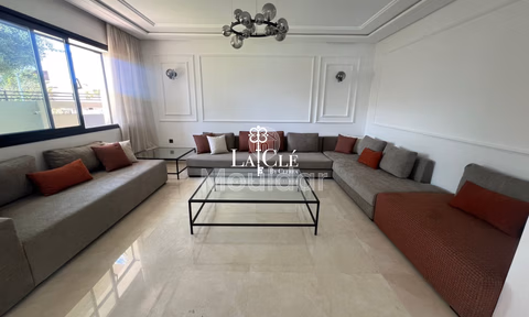 فيلا مفروشة للإيجار في الدار البيضاء - لونشامب مع حديقة