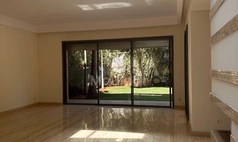 فيلا فاخرة في الدار البيضاء: مسبح، حديقة وأفق مضاء