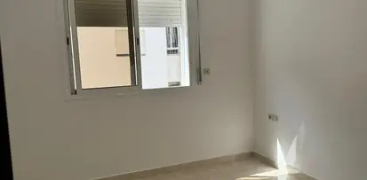 شقة للإيجار مع شرفة في الطابق الثالث