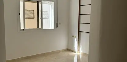 شقة للإيجار مع شرفة في الطابق الثالث