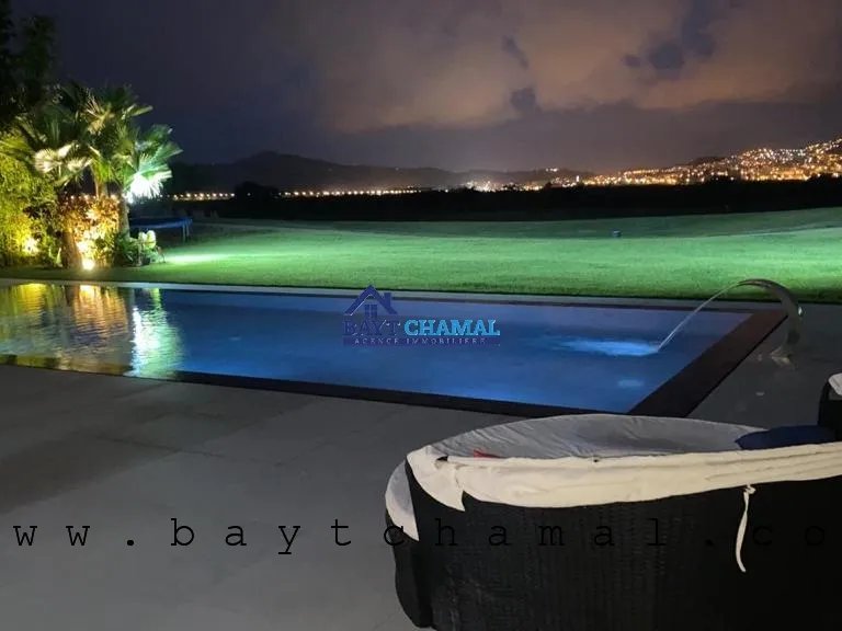 Luxury Villa in Marina Smir: 5 Bedrooms for Sale! - Photo 3