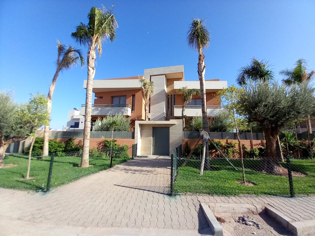 فيلا للبيع مع مسبح - Photo 1