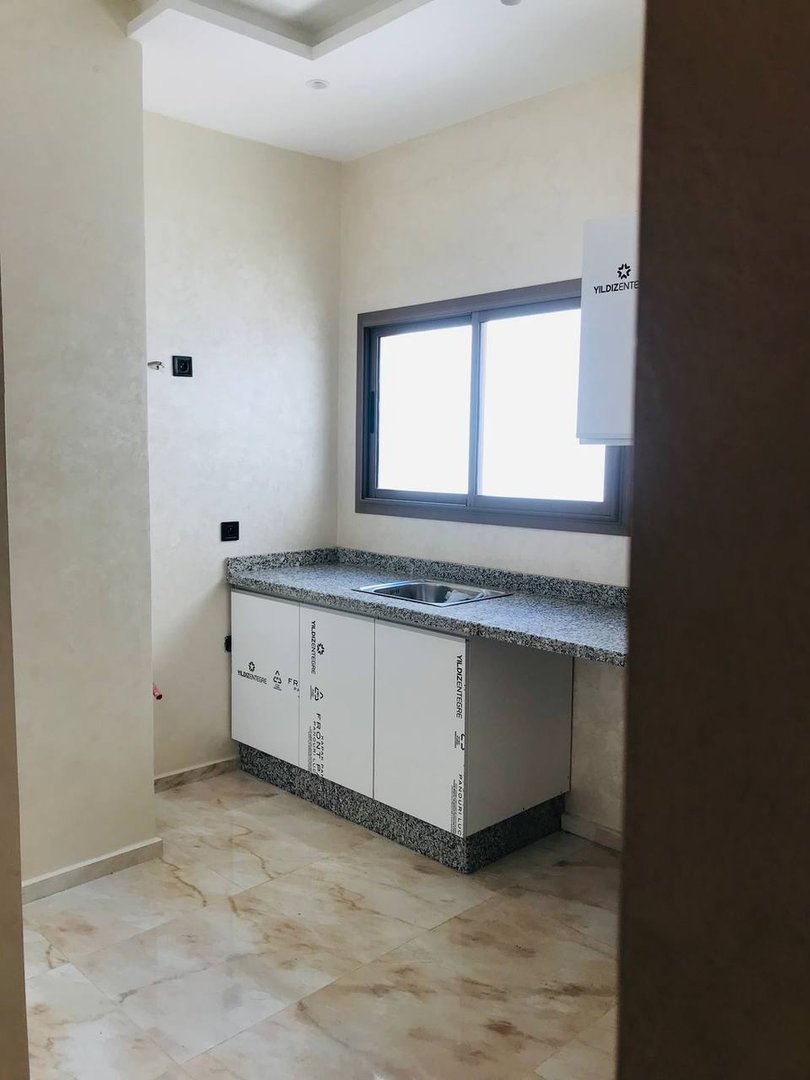 شقة 3 غرف نوم مع شرفة للبيع - Photo 8