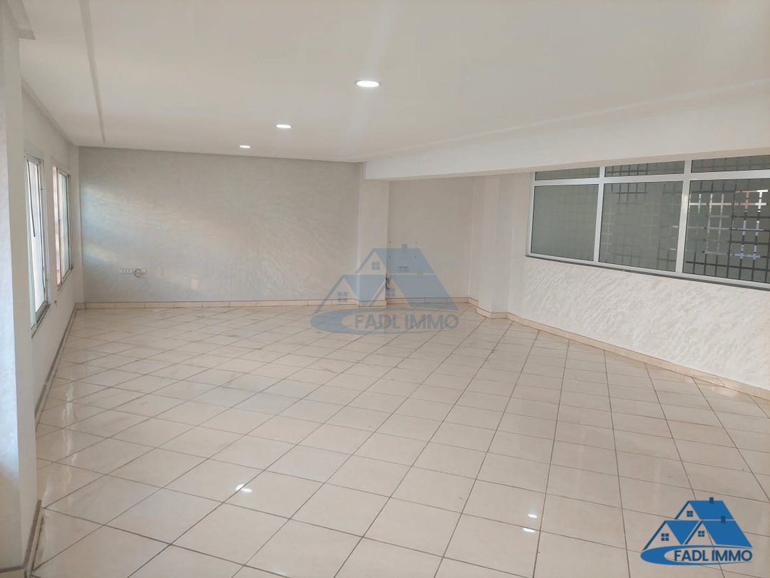 مكتب للإيجار في الطابق الأرضي - Photo 3