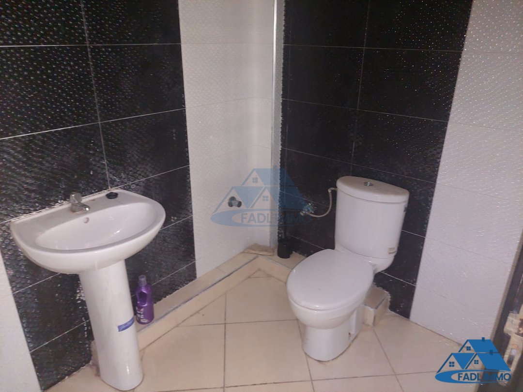 مكتب للإيجار في الطابق الأرضي - Photo 4