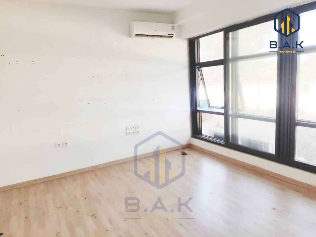 مكتب للإيجار مع تراس في الطابق الأول - Photo 1