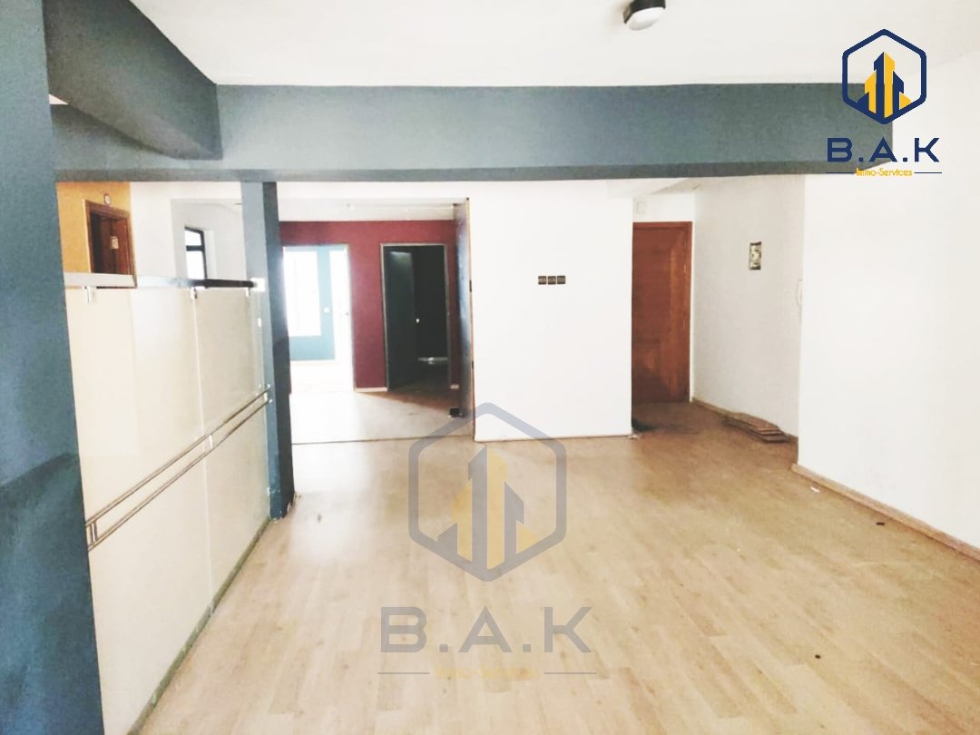 مكتب للإيجار مع تراس في الطابق الأول - Photo 2