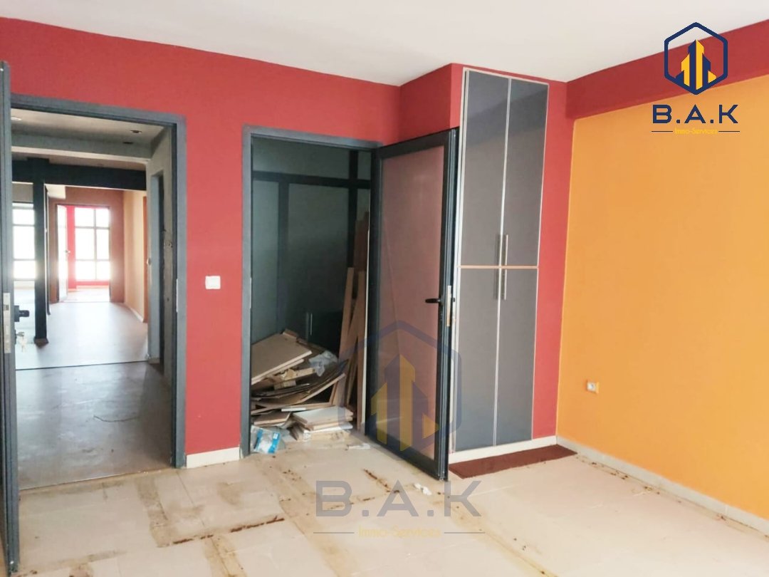 مكتب للإيجار مع تراس في الطابق الأول - Photo 11