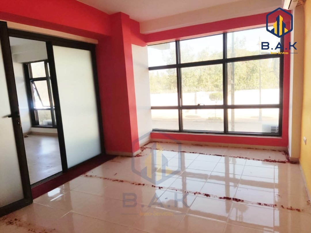 مكتب للإيجار مع تراس في الطابق الأول - Photo 7