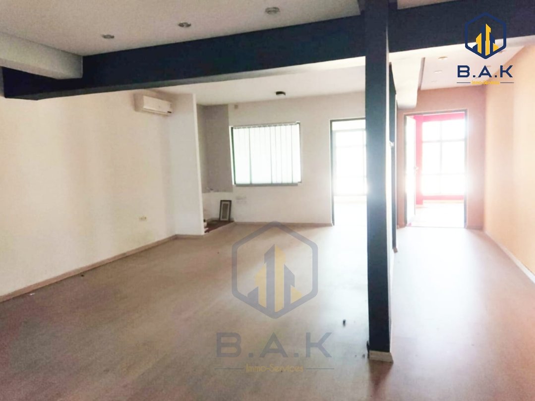 مكتب للإيجار مع تراس في الطابق الأول - Photo 10