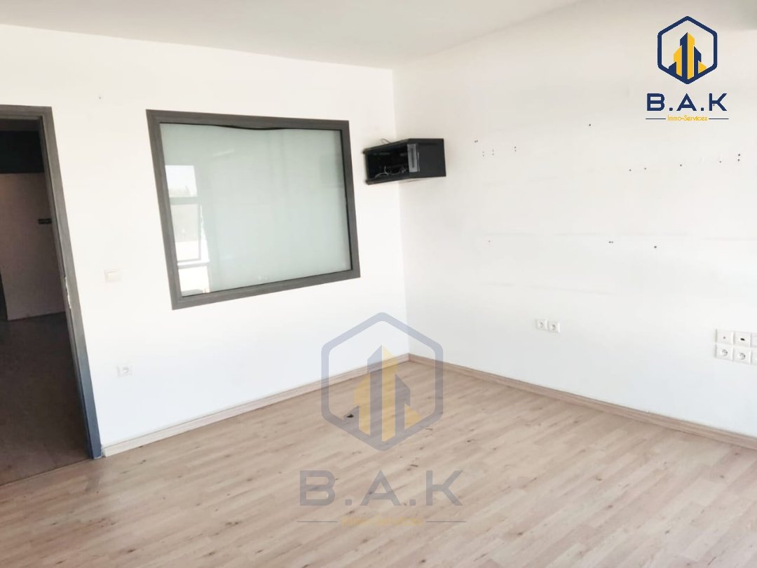 مكتب للإيجار مع تراس في الطابق الأول - Photo 9