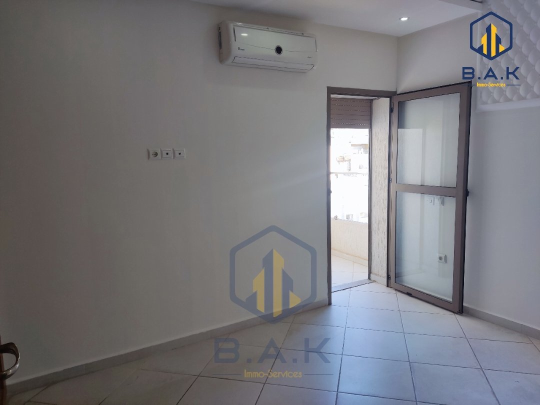 Apartamento en alquiler con terraza - Photo 2