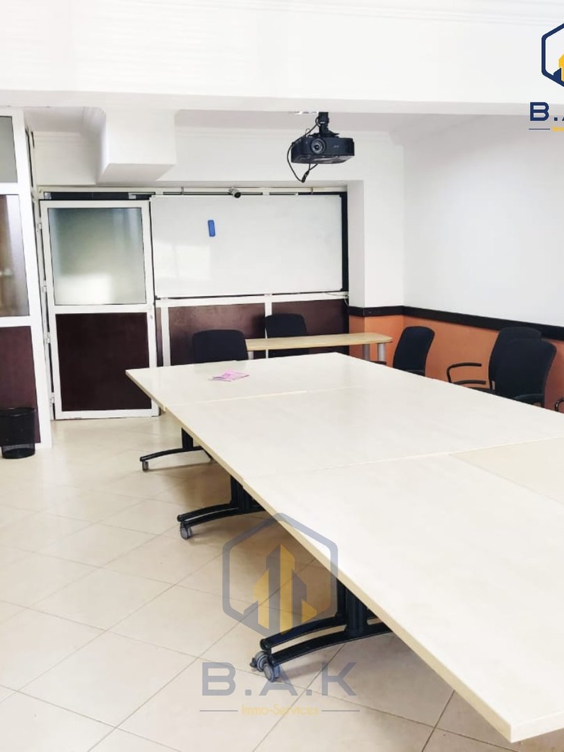 مكتب للإيجار مع تراس في الطابق الأول - Photo 2