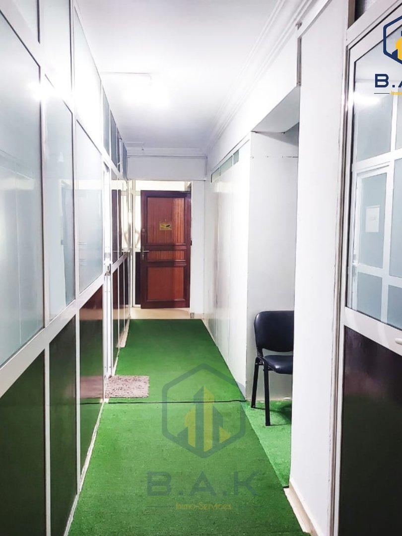 مكتب للإيجار مع تراس في الطابق الأول - Photo 12