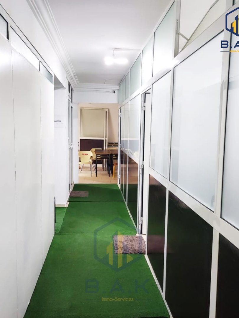 مكتب للإيجار مع تراس في الطابق الأول - Photo 11