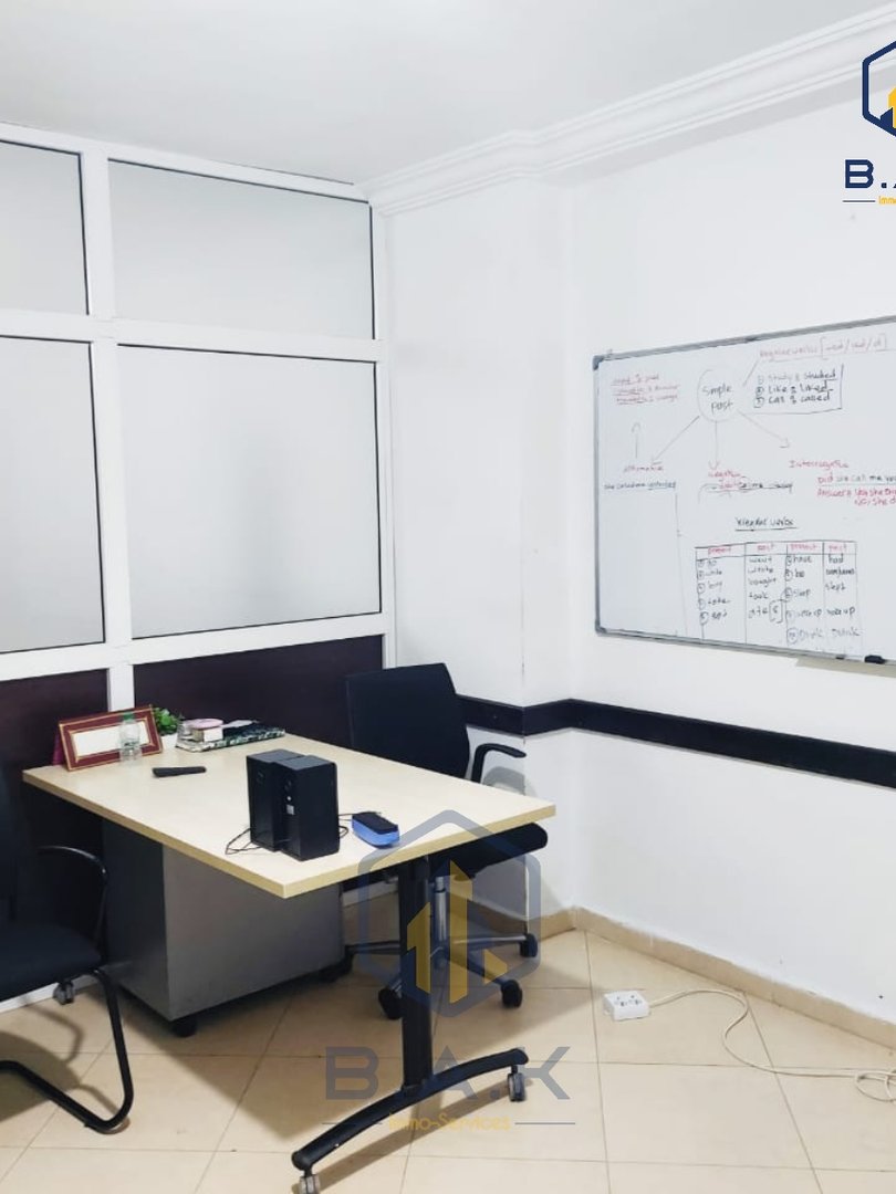 مكتب للإيجار مع تراس في الطابق الأول - Photo 9