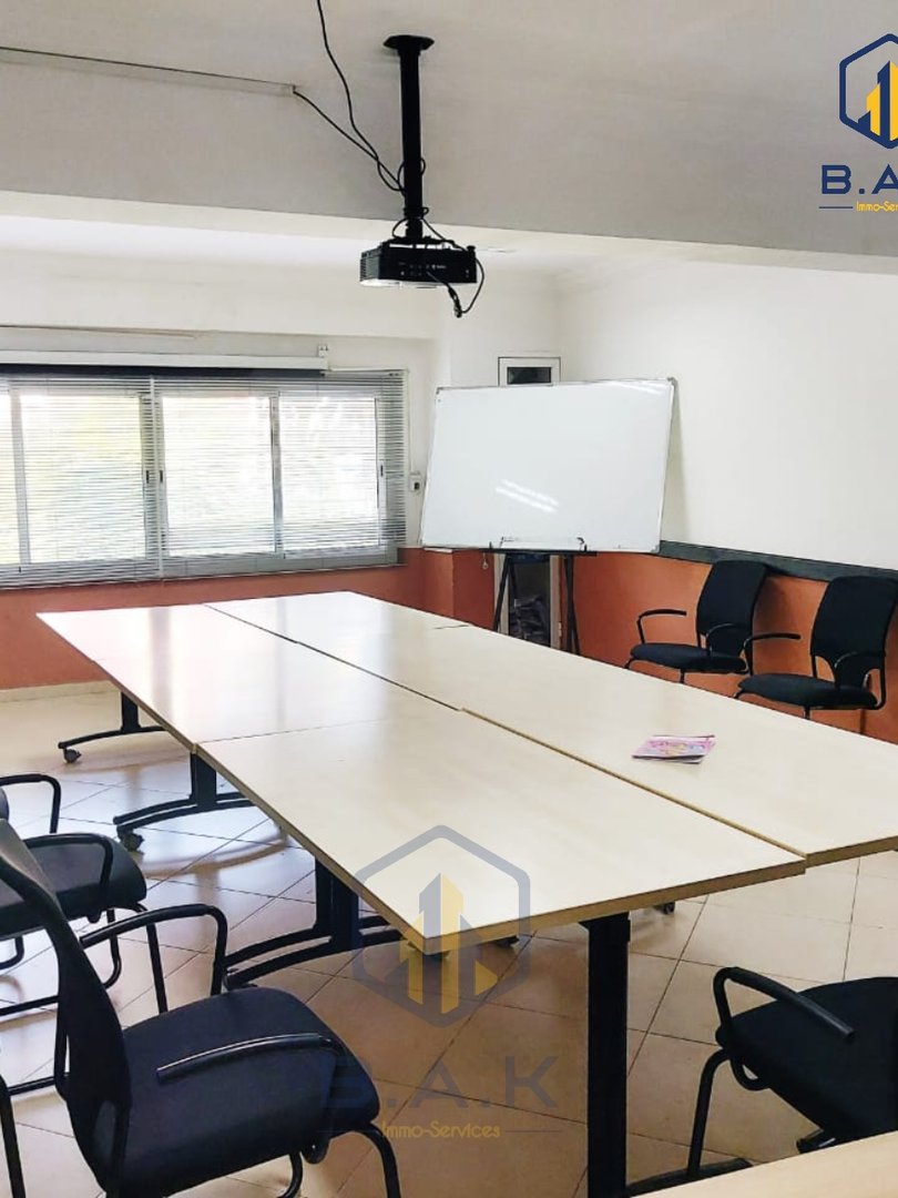 مكتب للإيجار مع تراس في الطابق الأول - Photo 1