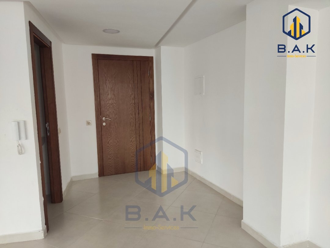 مكتب للإيجار في الطابق الأول - Photo 9