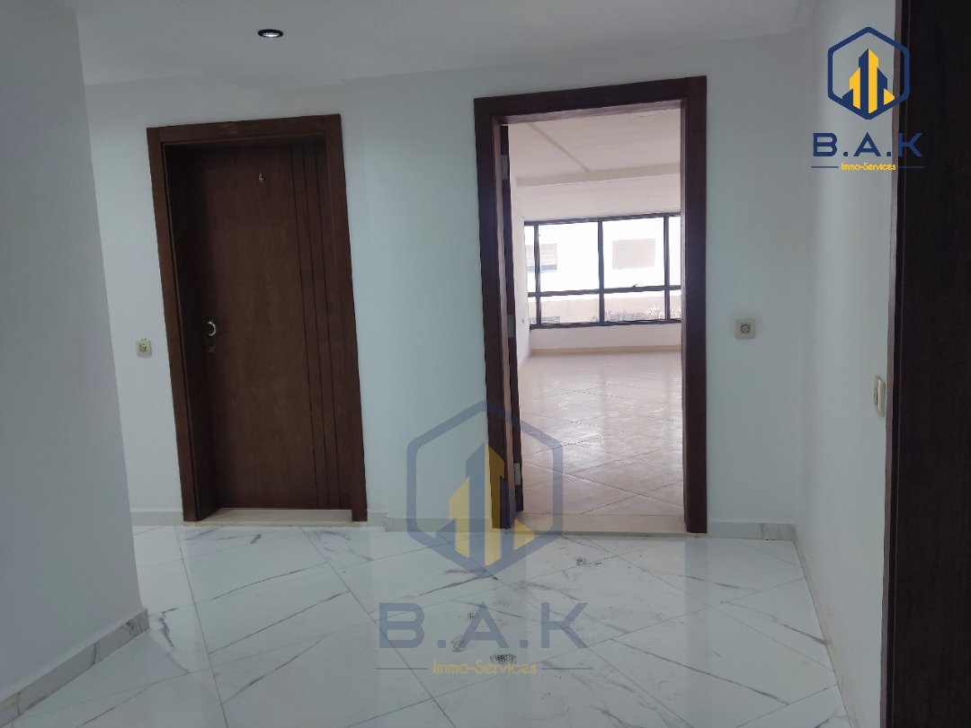 مكتب للإيجار في الطابق الأول - Photo 8