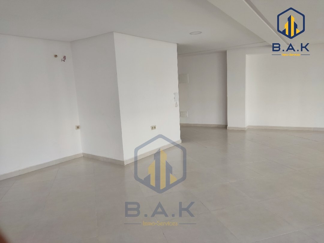 مكتب للإيجار في الطابق الأول - Photo 6