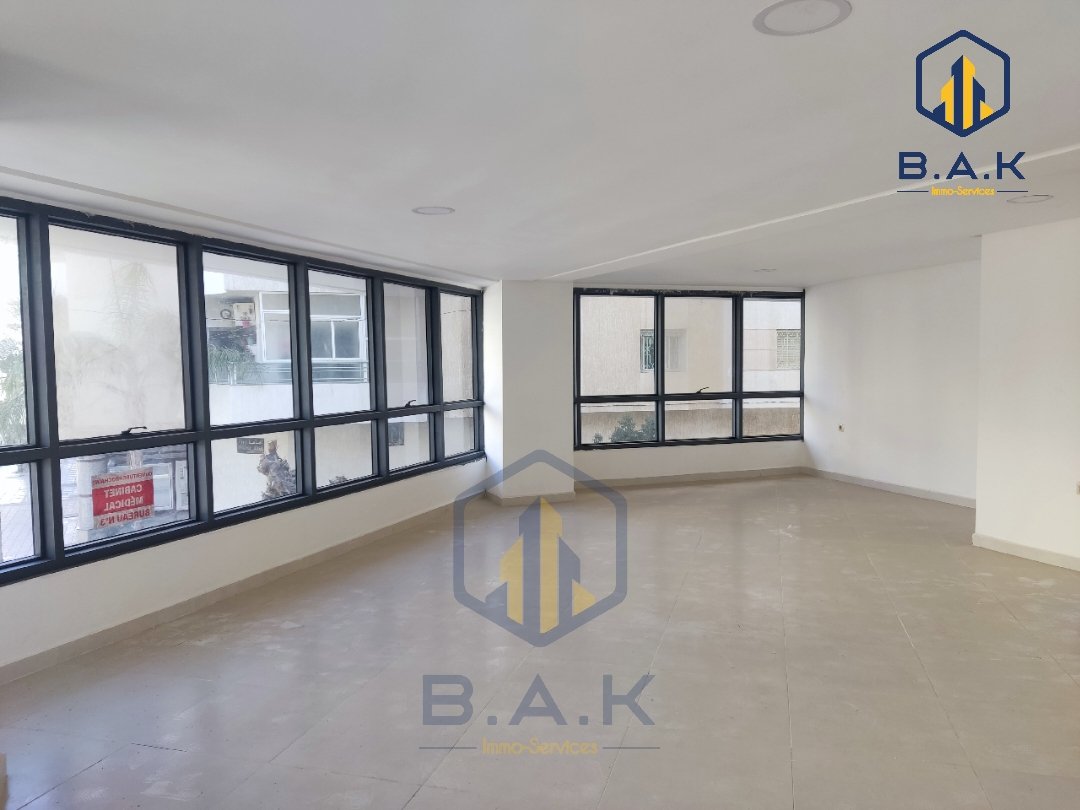 مكتب للإيجار في الطابق الأول - Photo 2