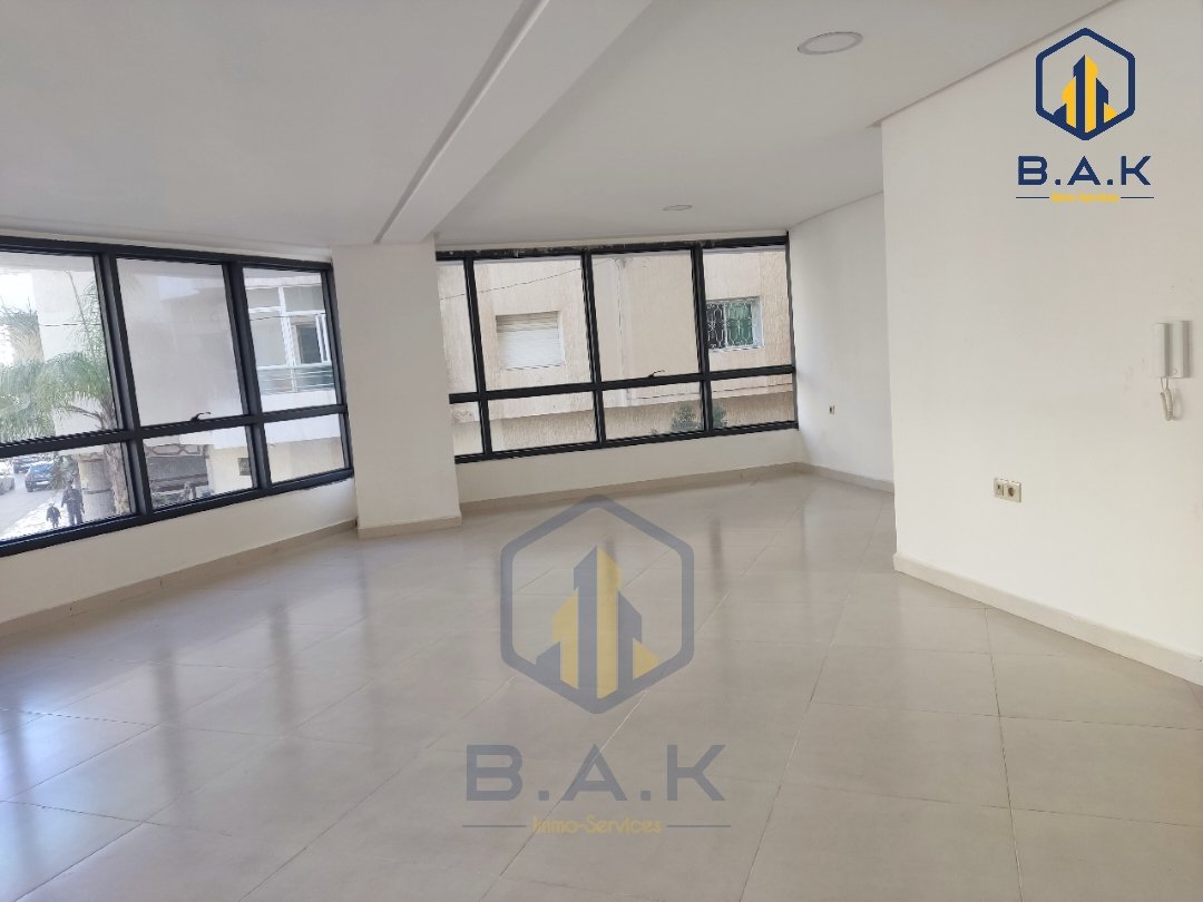 مكتب للإيجار في الطابق الأول - Photo 3