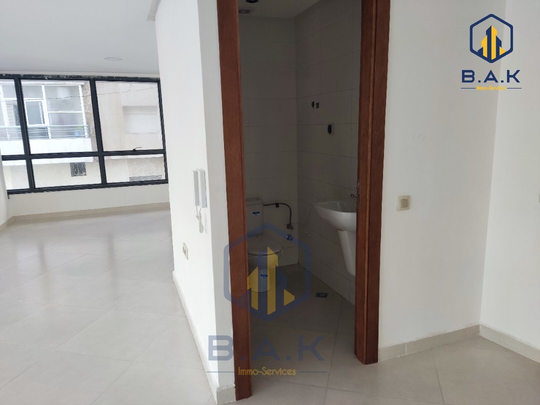 مكتب للإيجار في الطابق الأول - Photo 10