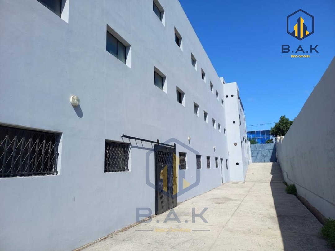 Local Industrial en venta con parking - Photo 4