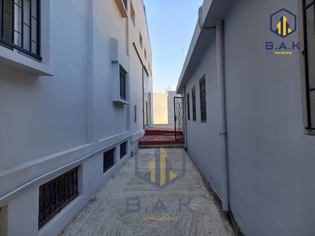 Local Industrial en venta con parking - Photo 3