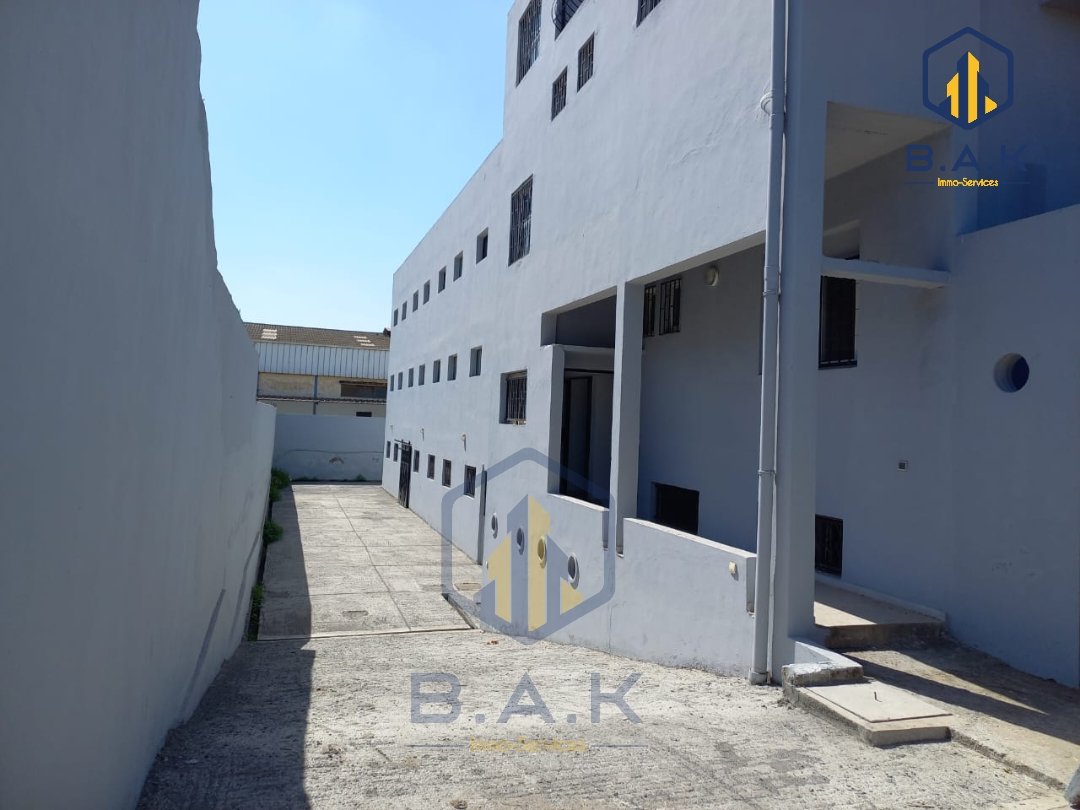 Local Industrial en venta con parking - Photo 2