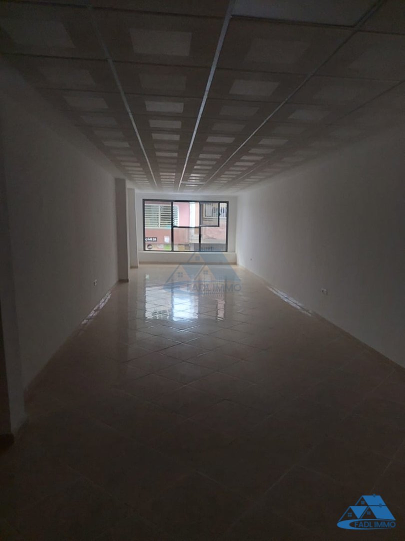 Oficina nueva en alquiler en el primer piso - Photo 1