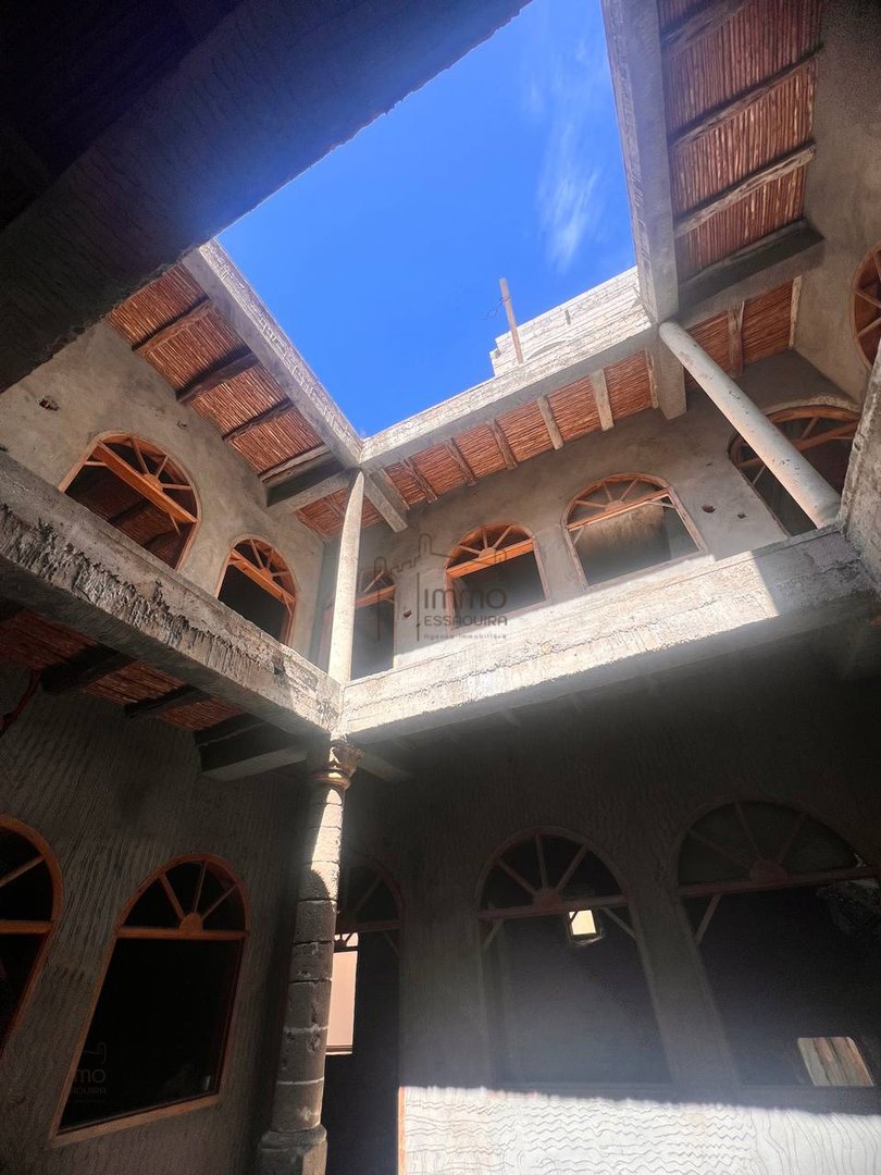 رياض شبه مُكتمل للبيع في مركز الصويرة، 12 غرفة - Photo 1