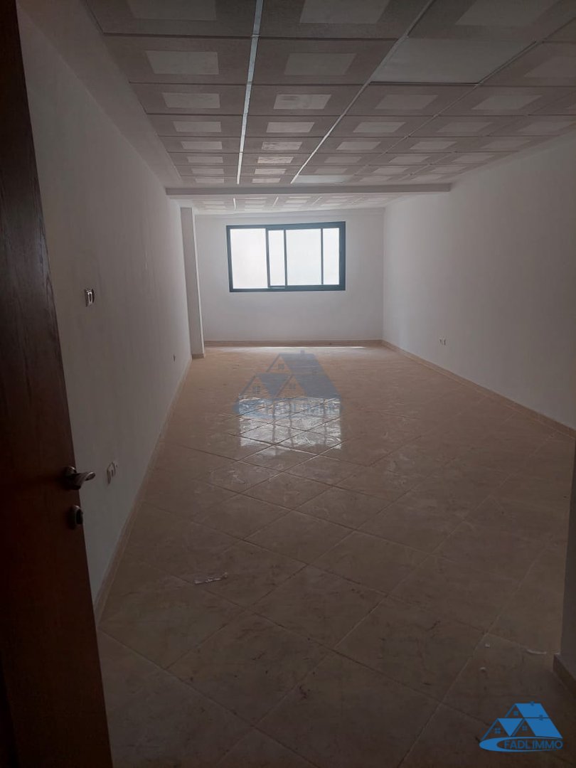 Bureau neuf à louer au premier étage - Photo 2