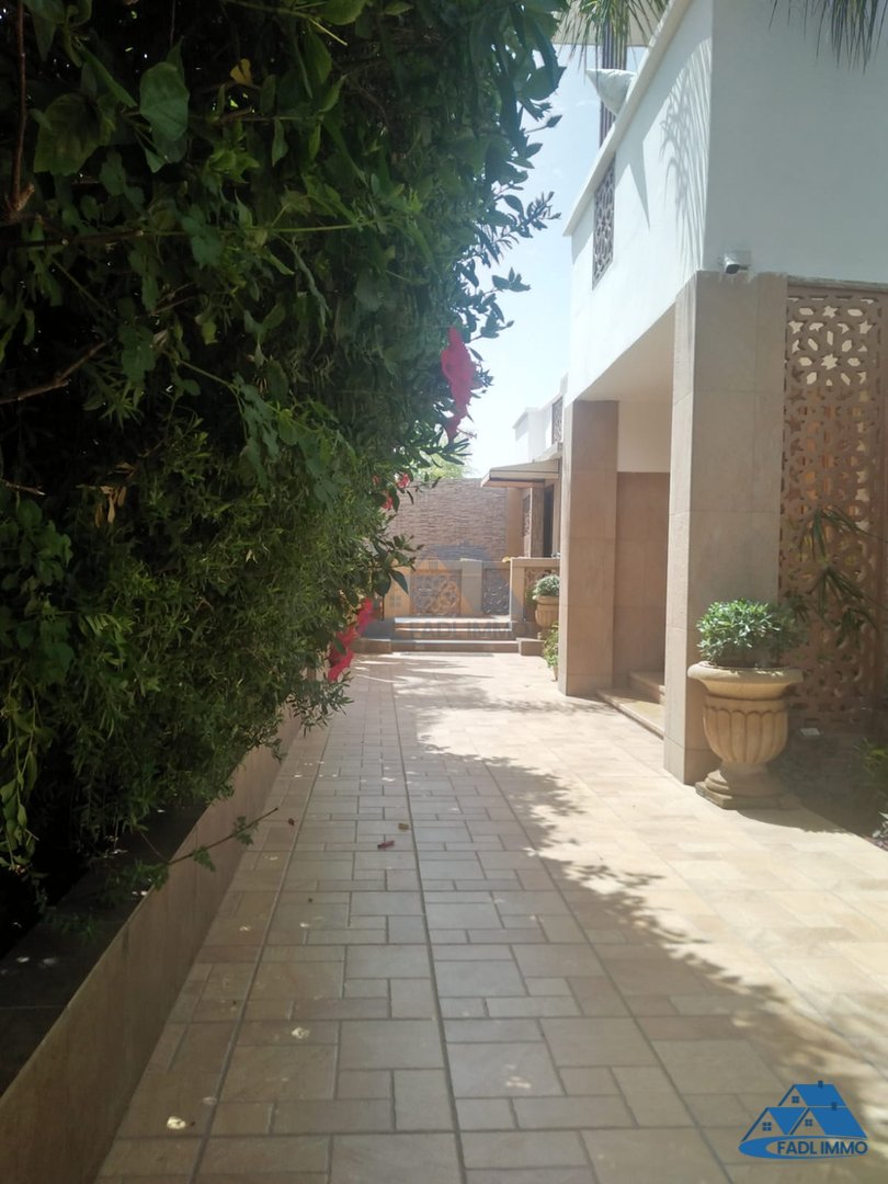 Villa for sale with garden and three floors - Photo 7