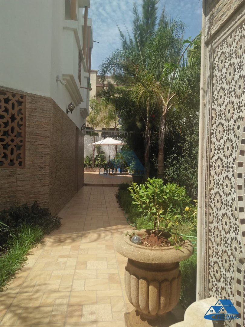 Villa for sale with garden and three floors - Photo 4