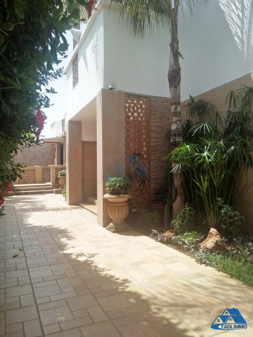 Villa for sale with garden and three floors - Photo 6