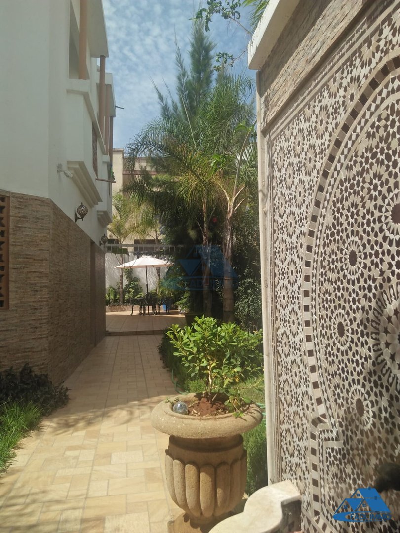 Villa for sale with garden and three floors - Photo 5